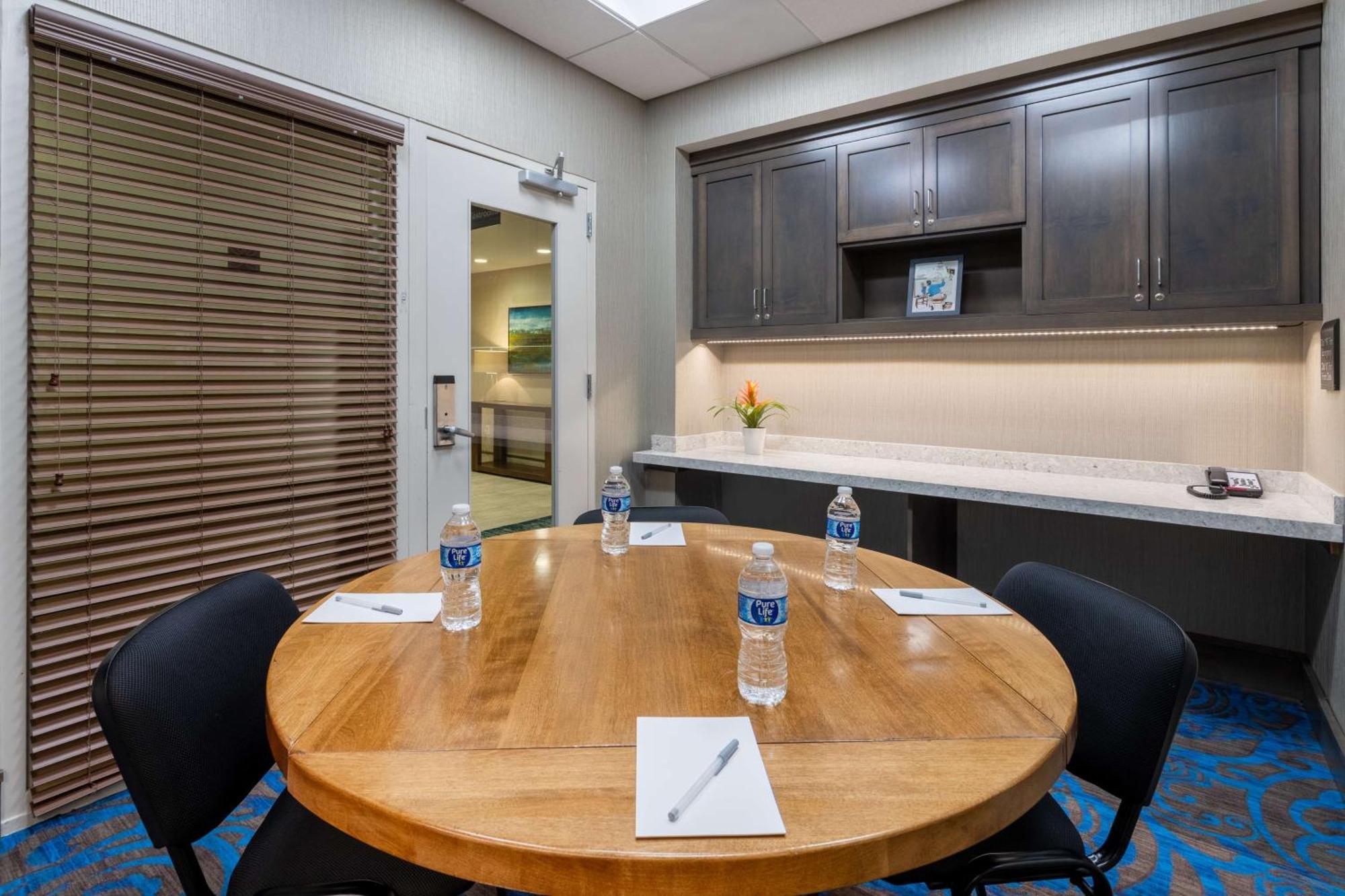 Hilton Garden Lenox Hotel 3*