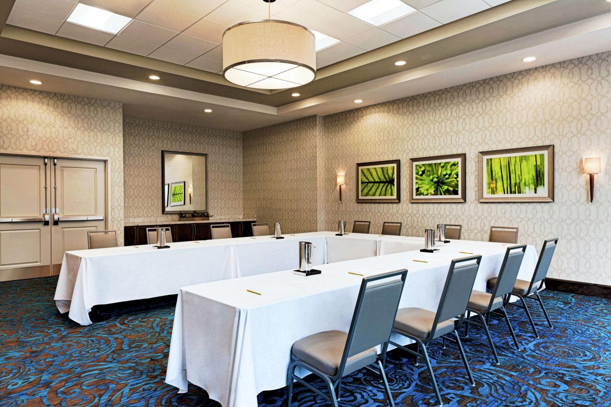 Hilton Garden Lenox 3*
